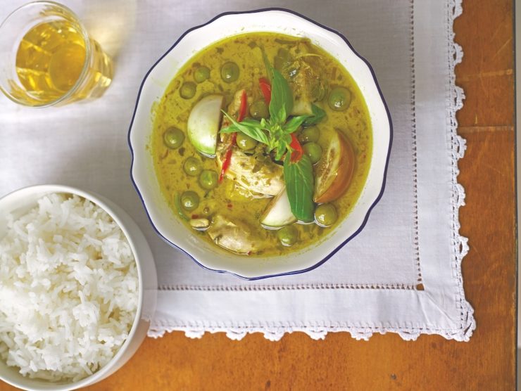 Rosa's green curry served with rice and a drink